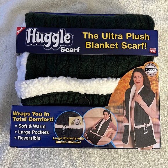Huggle Scarf - Picture 1 of 3